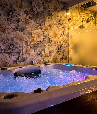 Hydrotherapy jacuzzi at Veloura Luxury Spa